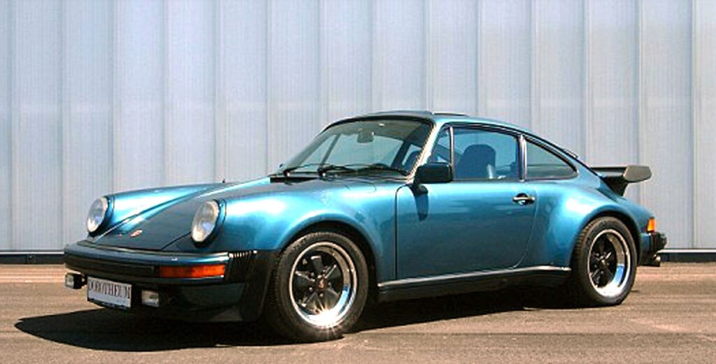 Fosta mașină a lui Bill Gates, Porsche 911 Turbo, pe albastru. Nu se mai numără printre ce mașini deține Bill Gates