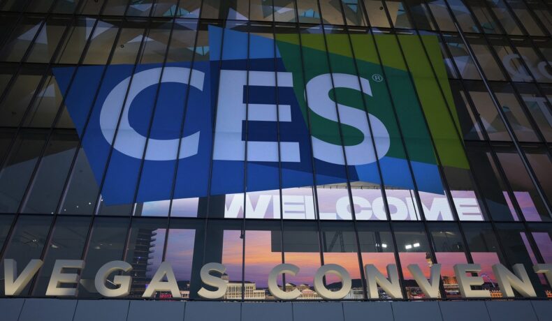 Semnul pentru CES 2023, din Las Vegas, pe ferestrele unei clădiri