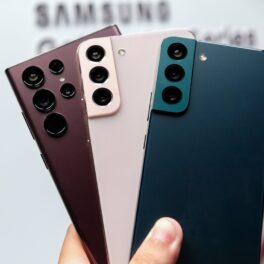 Telefoane Samsung Galaxy S22, în 3 nuanțe diferite, ținute în mână. Samsung a anunțat când va fi dezvăluită noua serie de telefoane Galaxy