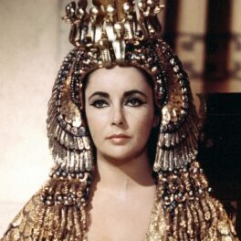 Elizabth Taylor în filmul Cleopatra, îmbrăcată în aur. Cleopatra a avut cea mai accesată pagină Wikipedia din 2022