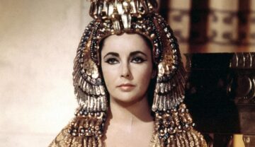 Elizabth Taylor în filmul Cleopatra, îmbrăcată în aur. Cleopatra a avut cea mai accesată pagină Wikipedia din 2022