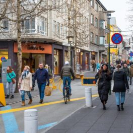 Imagine de pe stradă din Islanda, cu persoane care merg pe trotuar. Islanda e cea mai pașnică țară din lume