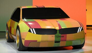 Vehiculul BMW i Vision Dee, la CES 2023, ianuarie, Las Vegas, în nuanțe de galben, printre cele mai spectaculoase tehnologii dezvăluite