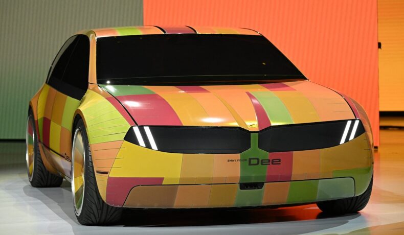 Vehiculul BMW i Vision Dee, la CES 2023, ianuarie, Las Vegas, în nuanțe de galben, printre cele mai spectaculoase tehnologii dezvăluite