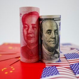 Bani americani și chinezi, unul lângă altul, cu steagurile țărilor, pe fundal alb. Experții au vorbit recent despre cursa spațială între SUA și China