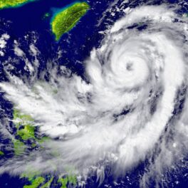 Uragan imens în Asia de Sud, văzut din satelit. Experții au descoperit de ce au loc mai multe furtuni în emisfera sudică decât în cea nordică