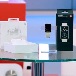 Un ceas smart, cu brățară inteligentă și căști wireless, dispozitive smart care te pot ajuta când faci sport, la emisiunea Neatza cu Răzvan și Dani, ianuarie 19 2023, pe o masă din sticlă