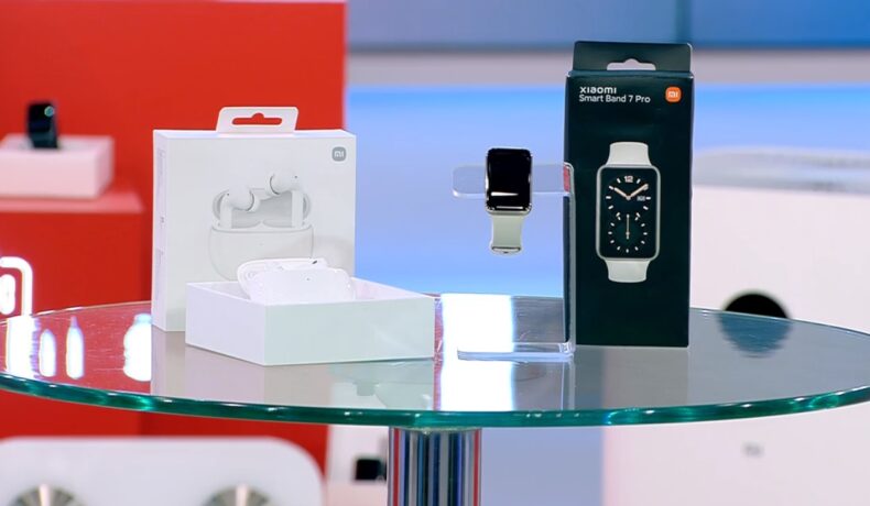 Un ceas smart, cu brățară inteligentă și căști wireless, dispozitive smart care te pot ajuta când faci sport, la emisiunea Neatza cu Răzvan și Dani, ianuarie 19 2023, pe o masă din sticlă