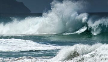 Val care se ridică aproape de mal, similar cu valul izolat, fenomenul inedit care apare doar o dată la 1.300 de ani