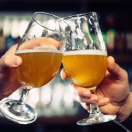 Două persoane care ciocnesc pahare cu bere. OMS a dezvăluit în ce țară din Europa se consumă cel mai mult alcool