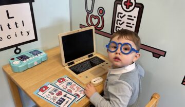 Teddy Hobbs, considerat un mic geniu, a învățat să citească singur la 2 ani, stând la un birou, cu un laptop și ochelari mari