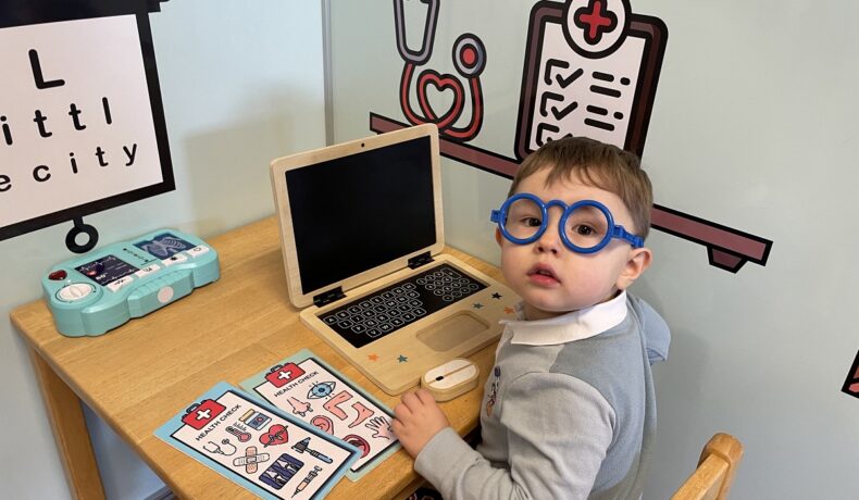 Teddy Hobbs, considerat un mic geniu, a învățat să citească singur la 2 ani, stând la un birou, cu un laptop și ochelari mari