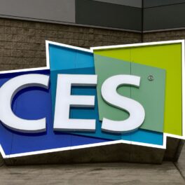 Logo-ul CES, în fața clădirii. Noi dispozitive au fost dezvăluite la CES 2023
