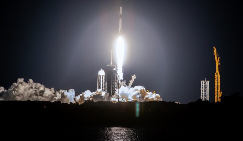Rachetă Falcon 9 lansată în spațiu, noaptea. Racheta va face parte din prima lansare SpaceX din 2023