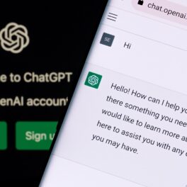 Telefon ;i ecran pe care apare ChatGPT, programul folosit de hackerii ruși