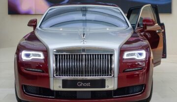 Un Rolls Royce Ghost, în nuanțe de vișiniu și argintiu