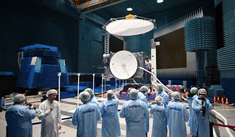 Sonda europeană Juice, care va fi lansată în 2023, înconjurată de experți în halate albastre