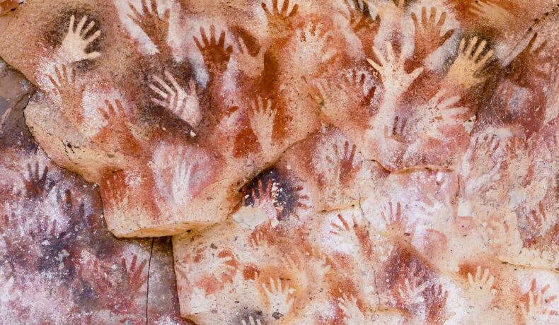 Perete cu pictura rupestră de palme, din Argentina. Un arheolog amator ar putea rescrie istoria scrisului uman cu descoperirea sa