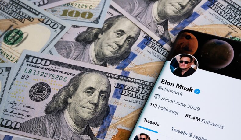 Dolari americani lângă un telefon pe care e deschis Twitter. Recent, un investitor Twitter și-a bătut joc de Musk cu o scrisoare