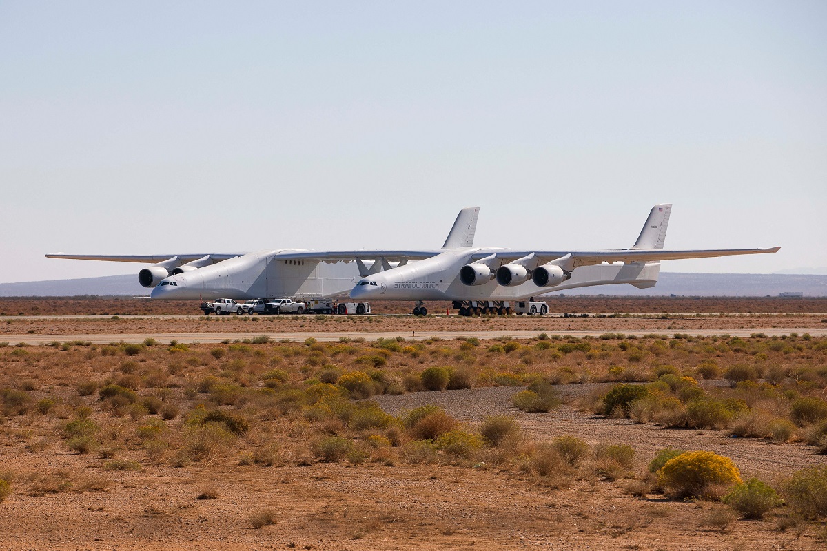 Avionul Stratolaunch Roc, înainte de decolare în Deșertul Mojave, 13 ianuarie 2023