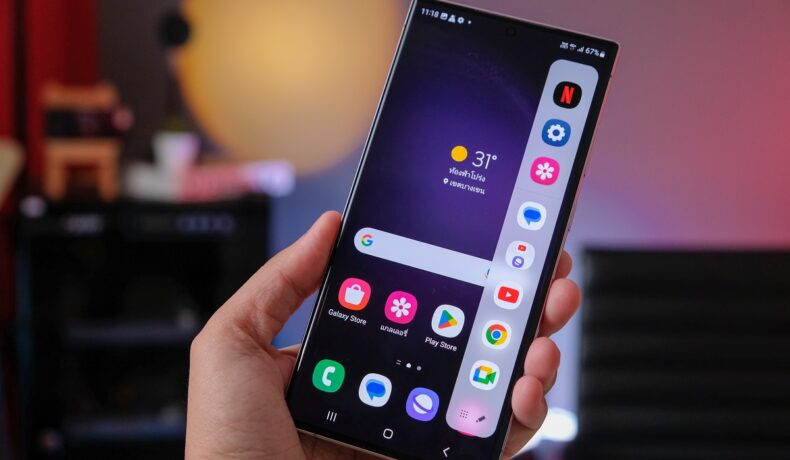 Samsung Galaxy S23 Ultra, cel mai rapid telefon Android, ținut în mână de un utilizator