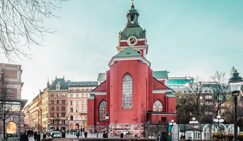 Clădire din Stockholm, Suedia, de culoare roșie. Suedia se numără printre cele mai bune țări în care să trăiești