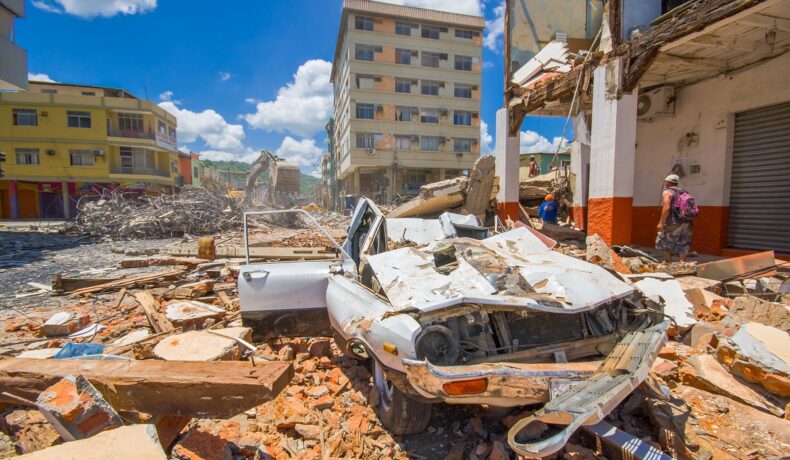 Cutremurul din Ecuador, din 2016, cu rămășițele clădirilor și o mașină albă devastată. Se numără printre cele mai devastatoare cutremure din ultimele decenii