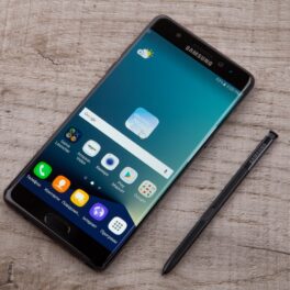telefon samsung Galaxy Note 7, cu stilou, pe fundal de lemn, unul dintre cele mai mari eșecuri tehnologice din ultimii ani