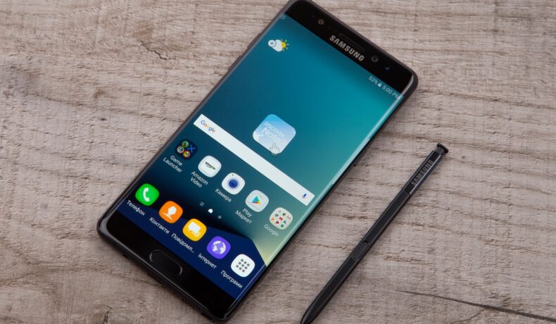 telefon samsung Galaxy Note 7, cu stilou, pe fundal de lemn, unul dintre cele mai mari eșecuri tehnologice din ultimii ani