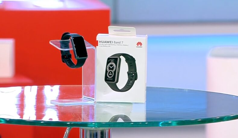 Brățară inteligentă Huawei, dispozitivul care te poate ajuta să trăiești mai sănătos, prezentat la Neatza cu Răzvan și Dani, pe o masă de sticlă, 2 februarie 2023