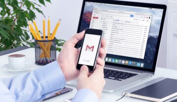 Utilizator care folosește Gmail, ce se va schimba permanent, pe laptop și pe telefon