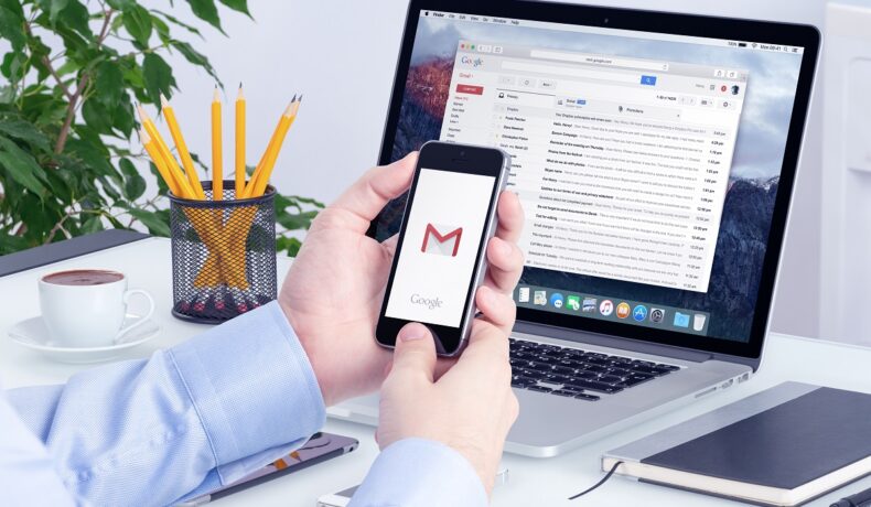 Utilizator care folosește Gmail, ce se va schimba permanent, pe laptop și pe telefon