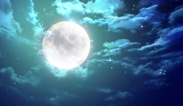 Lună plină pe un cer cu nuanțe de albastru. Luna Zăpezii 2023 va avea loc pe 5 februarie