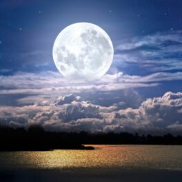 Lună plină pe cer, deasupra unui lac. Listă cu lunile pline din 2023
