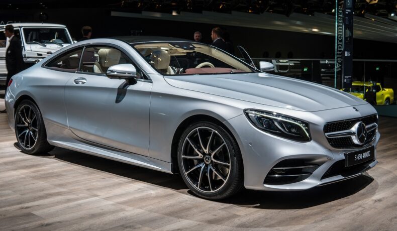 Mașină Mercedes-Benz C-Class coupe, gri. Mercedes va renunța la 19 modele de mașini în următorii ani