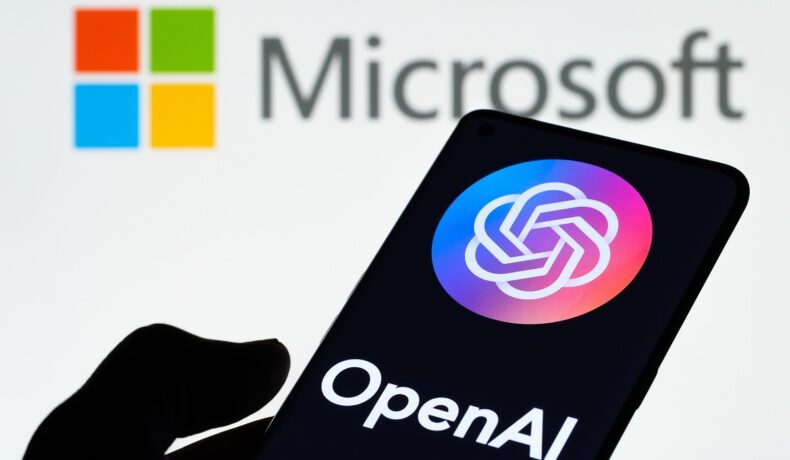 Logo-ul Microsoft și OpenAI, pe telefon, ținut în mână de cineva. Microsoft anunță acum integrarea tehnologiei ChatGPT