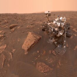 Roverul Curiosity, pe Marte, în timp ce își face un selfie. Cu acest rover, NASA a descoperit un obiect inedit pe Marte