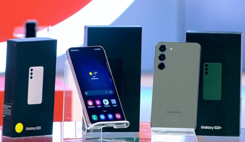 Samsung Galaxy S23, pe o masă din sticlă, în cutii, la emisiunea Neatza cu Răzvan și Dani, 9 februarie 2023, în care Vlad Andriescu a vorbit despre funcțiile inteligente ale unui smartphone