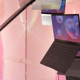 Samsung Galaxy Book S, laptopuri care sunt suspendate în aer, pe fundal roz. Acum, Samsung a dezvăluit Galaxy Book 3 Ultra