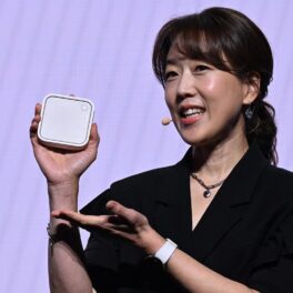 Stația Samsung SmartThings, prezentată pe 4 februarie 2023, ținută în mână de Jaeyeon Jung