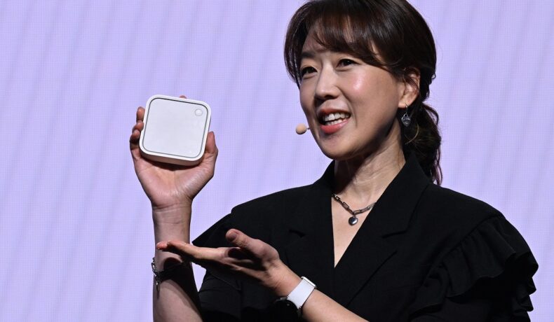 Stația Samsung SmartThings, prezentată pe 4 februarie 2023, ținută în mână de Jaeyeon Jung