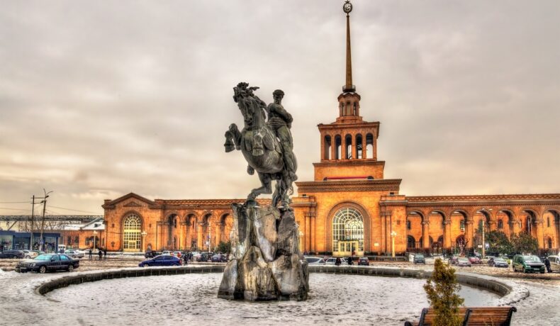 Statuie lângă gara din Erevan, Armenia, care se numără printre țările cel mai puțin dezvoltate din Europa