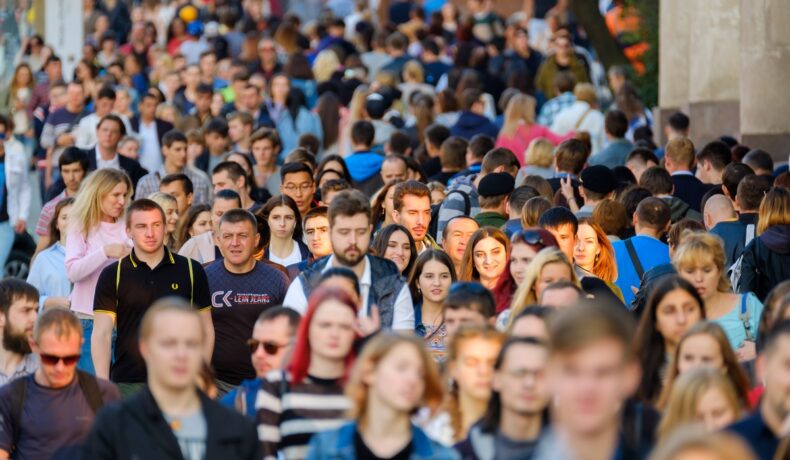 Masă de oameni, care merge în față. Experții au vorbit despre cum umanitatea ar atinge apogeul în doar câteva decenii