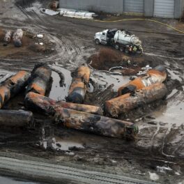 Trenul deraiat din Ohio, SUA, 8 februarie 2023, vagoane arse. Incidentul a fost asemănat cu dezastrul de la Cernobîl