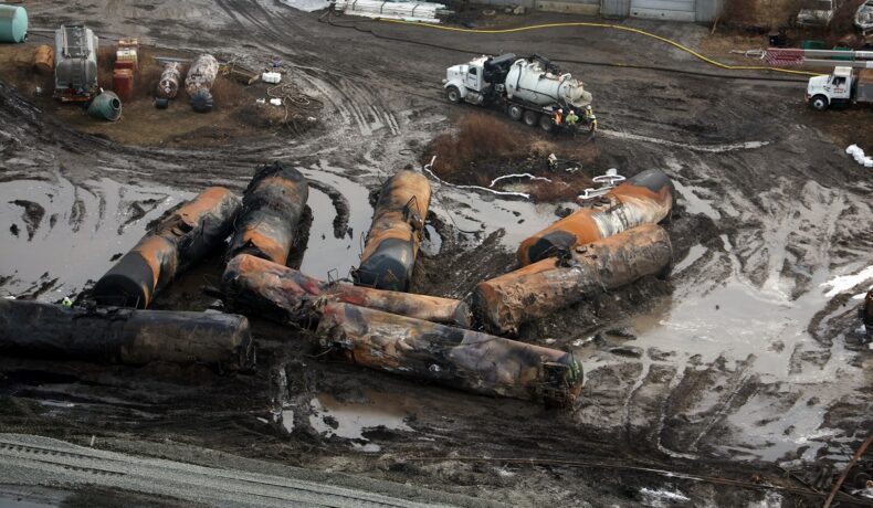 Trenul deraiat din Ohio, SUA, 8 februarie 2023, vagoane arse. Incidentul a fost asemănat cu dezastrul de la Cernobîl