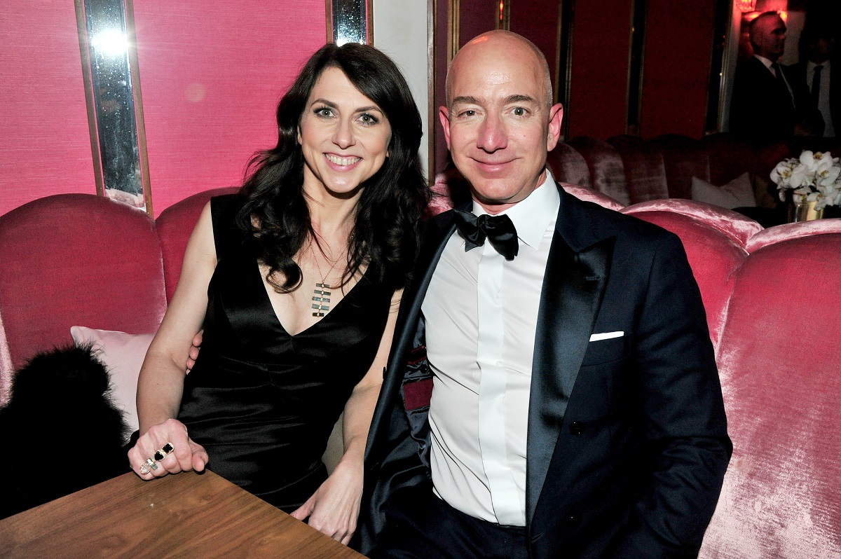 MacKenzie Scott și jeff Bezos pe o canapea roz