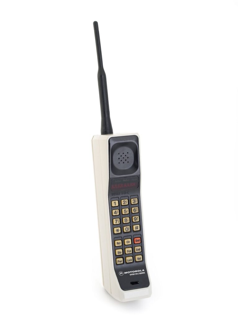 Telefonul Motorola 8000X, pe alb, pe fundal alb