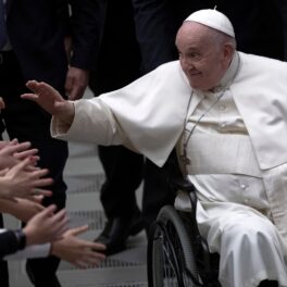 Papa Francisc în scaun cu rotile, lângă o mulțime cu mâinile întinse, Vatican, martie 2023, pentru a ilustra adevărul din spatele imaginilor virale cu Papa Francisc