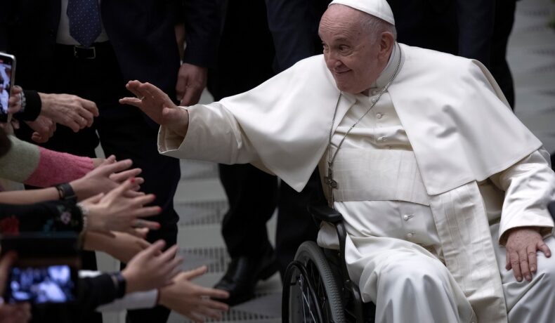 Papa Francisc în scaun cu rotile, lângă o mulțime cu mâinile întinse, Vatican, martie 2023, pentru a ilustra adevărul din spatele imaginilor virale cu Papa Francisc