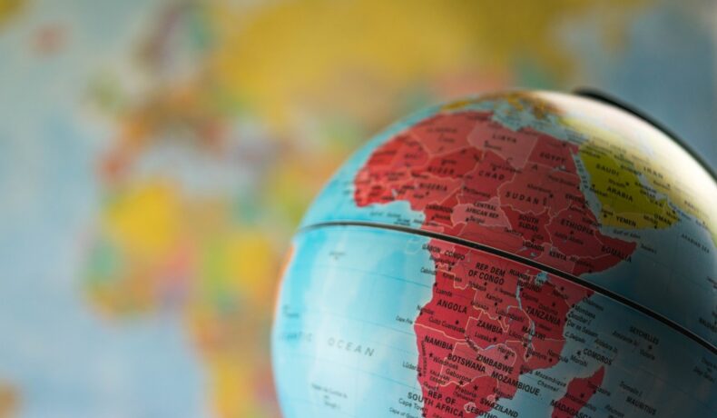 Continentul african, în roșu, pe un glob pământesc. Africa se va rupe în 2, susțin experții